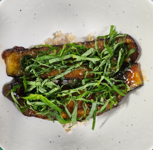 간장 조림 가지를 썰어 밥위에 장어처럼 길게 얹어 놓고 그위에 채썬 깻잎으로 데코해준 공갈장어가지덮밥