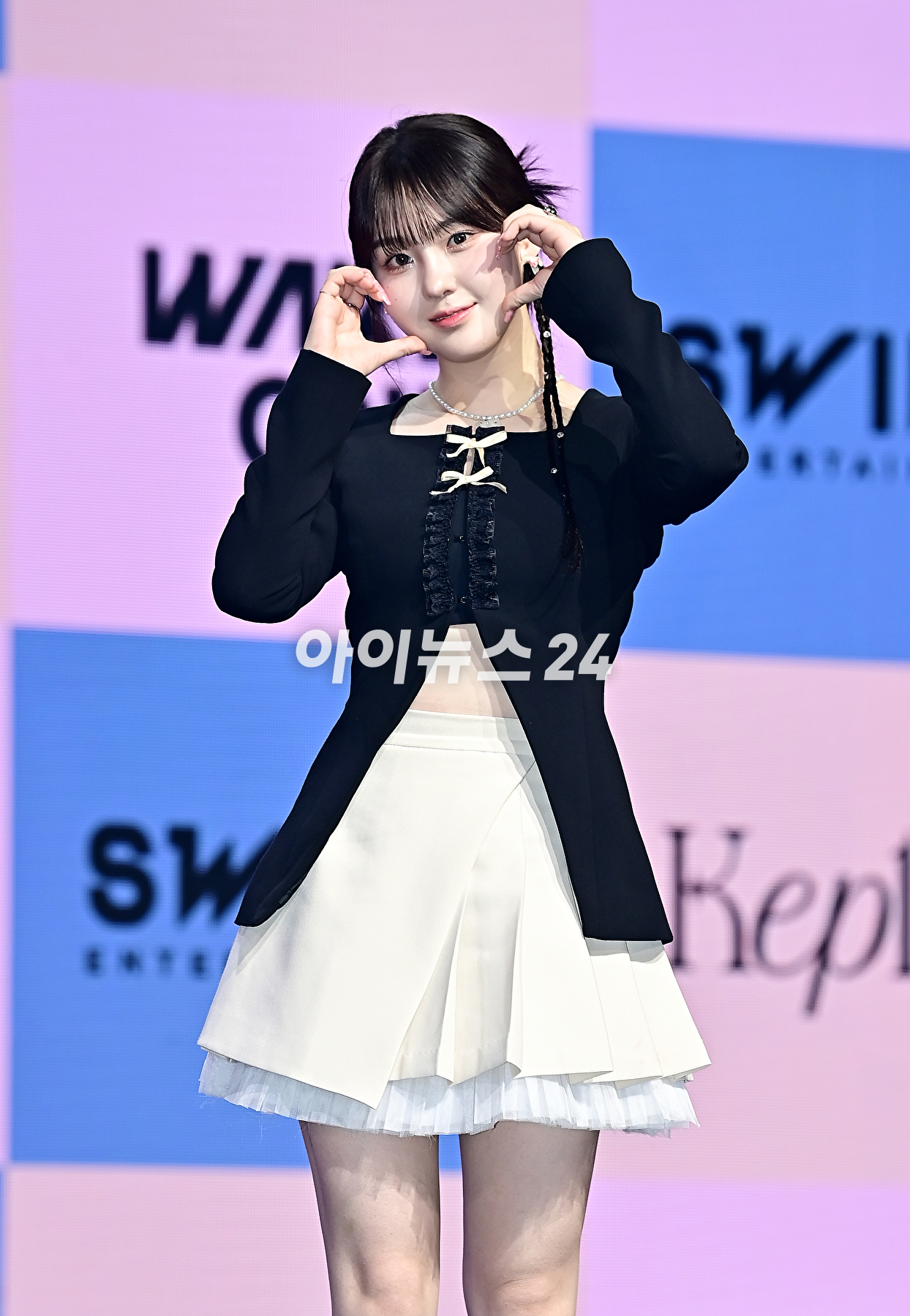 걸그룹 케플러(Kep1er) 김채현이 25일 오후 서울 광진구 예스24 라이브홀에서 열린 다섯 번째 미니앨범 &#39;Magic Hour&#39; 쇼케이스에서 포토타임을 갖고 있다. [사진=곽영래 기자]