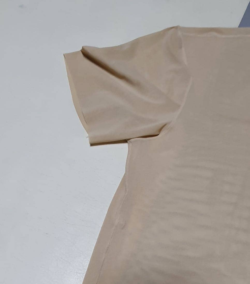 스파오 쿨테크 심리스 V넥 반팔