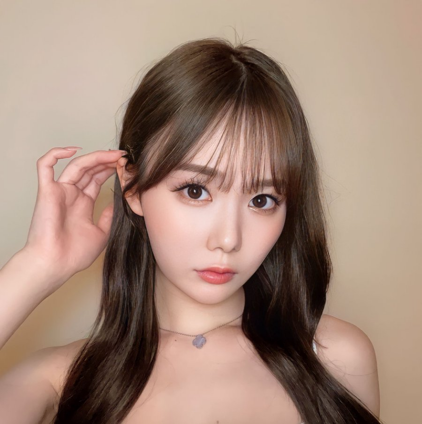 머리를 쓸어넘기는 사카미치 미루 (Miru Sakamichi) 사진