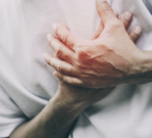 왼쪽 가슴 통증 원인 7가지와 병원에 가야 할 기준