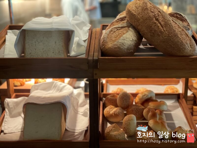 방콕 코트야드 메리어트 에어포트 조식당_빵