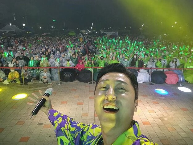 무대에서 사진 찍은 손헌수