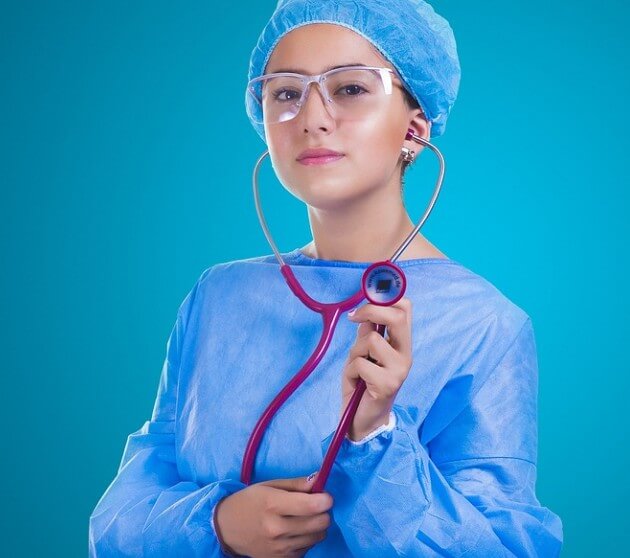 간호사가 청진기를 들고 있는 사진