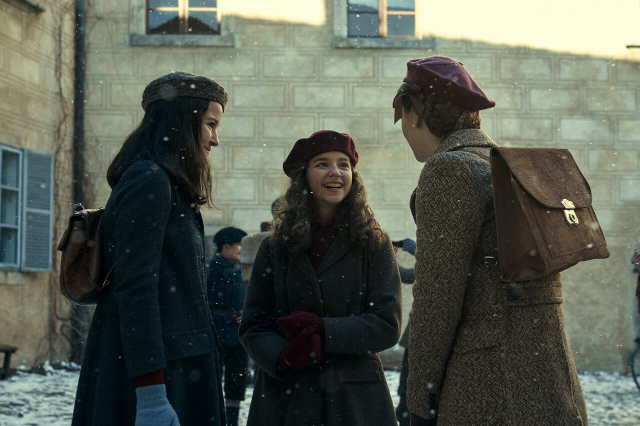 영화 화이트 버드 줄거리 출연진 등장인물 후기