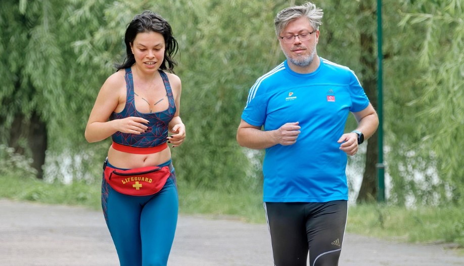 중년 부부의 운동 이미지