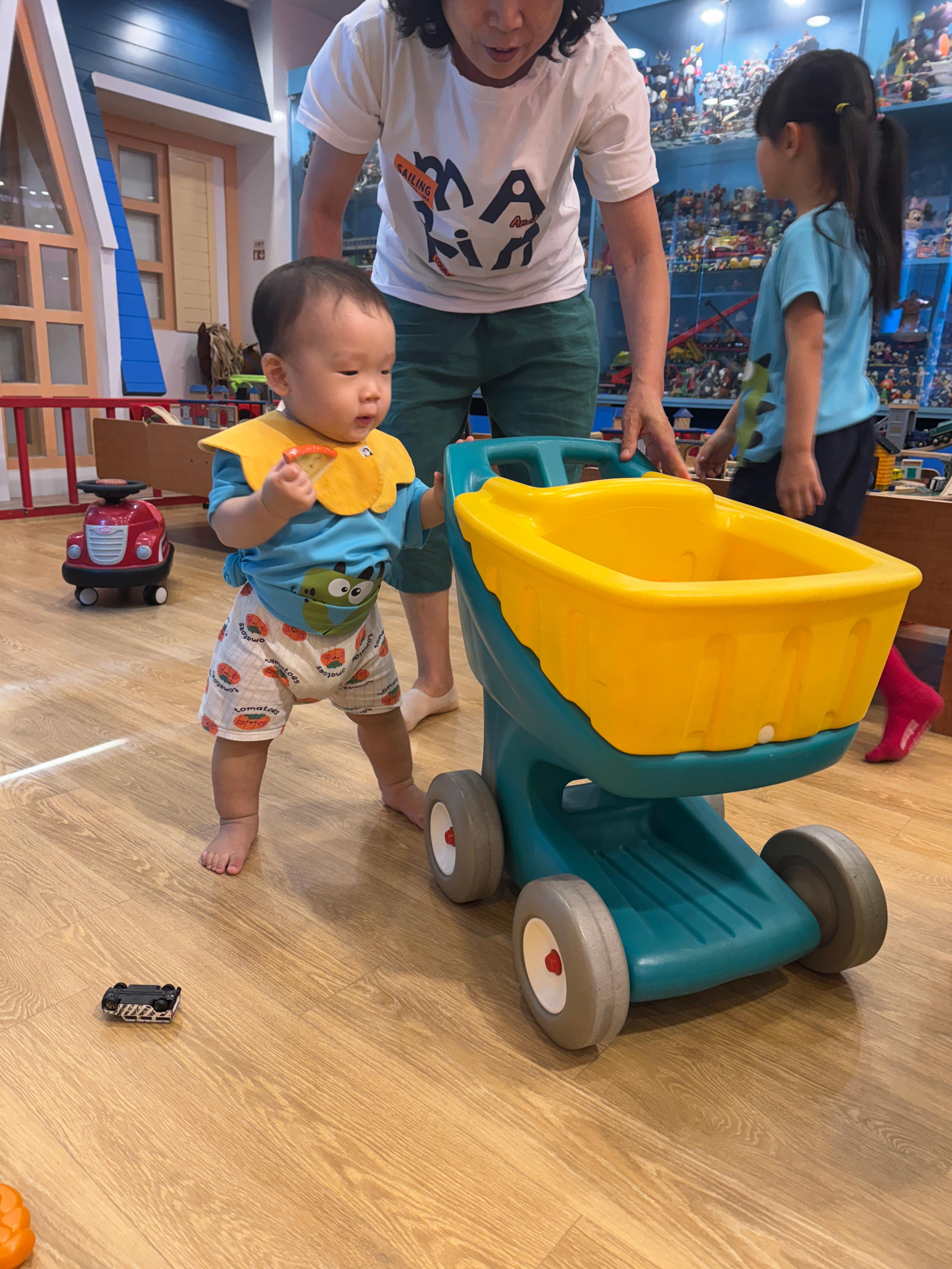 쇼핑 카드 놀잇감에 관심을 보이는 11개월 아기