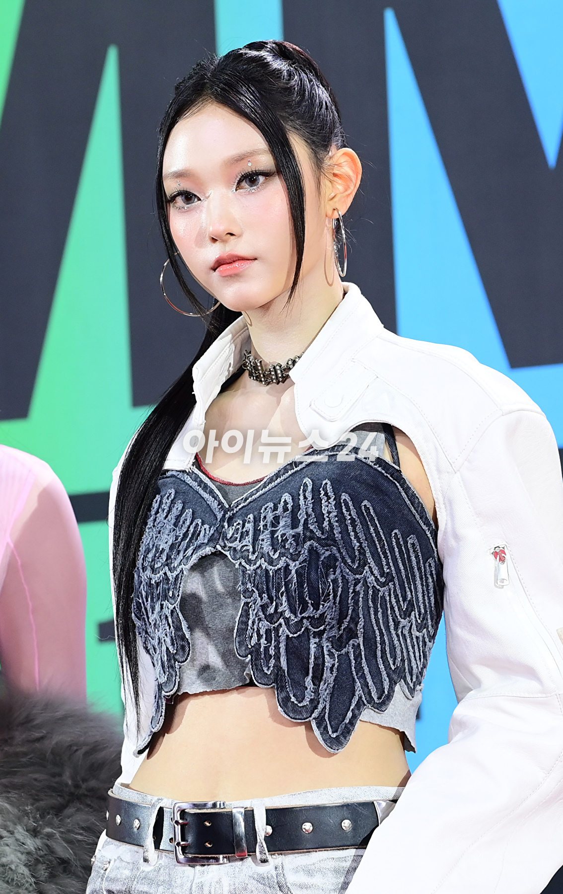 &#39;오늘도 실험적 패션&#39; 그룹 뉴진스(NewJeans)가 2일 오후 인천광역시 중구 인스파이어 아레나에서 열린 MMA2023(멜론뮤직어워드) 레드카펫 행사에 참석하고 있다. [사진=정소희 기자]