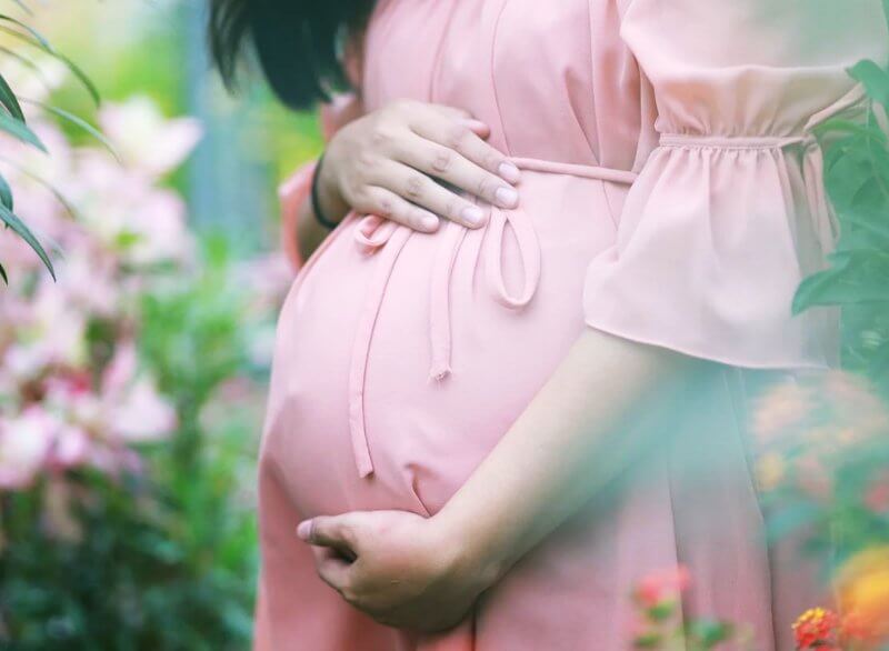 꽃밭에-있는-임산부