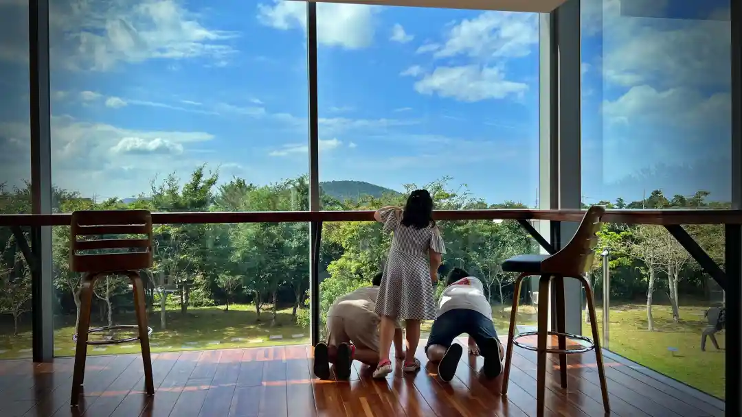 센터내 카페테리아에서 휴식을 취하고 있는 사진 입니다.