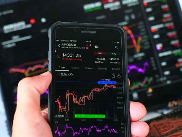 챠트를 보고 있는 사람