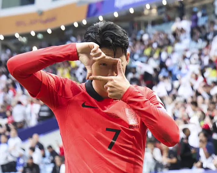 호주전- 관중이 꽉찬 축구장 빨간유니폼을 입고 두손으로 카메라 세레머니를 하는 손흥민