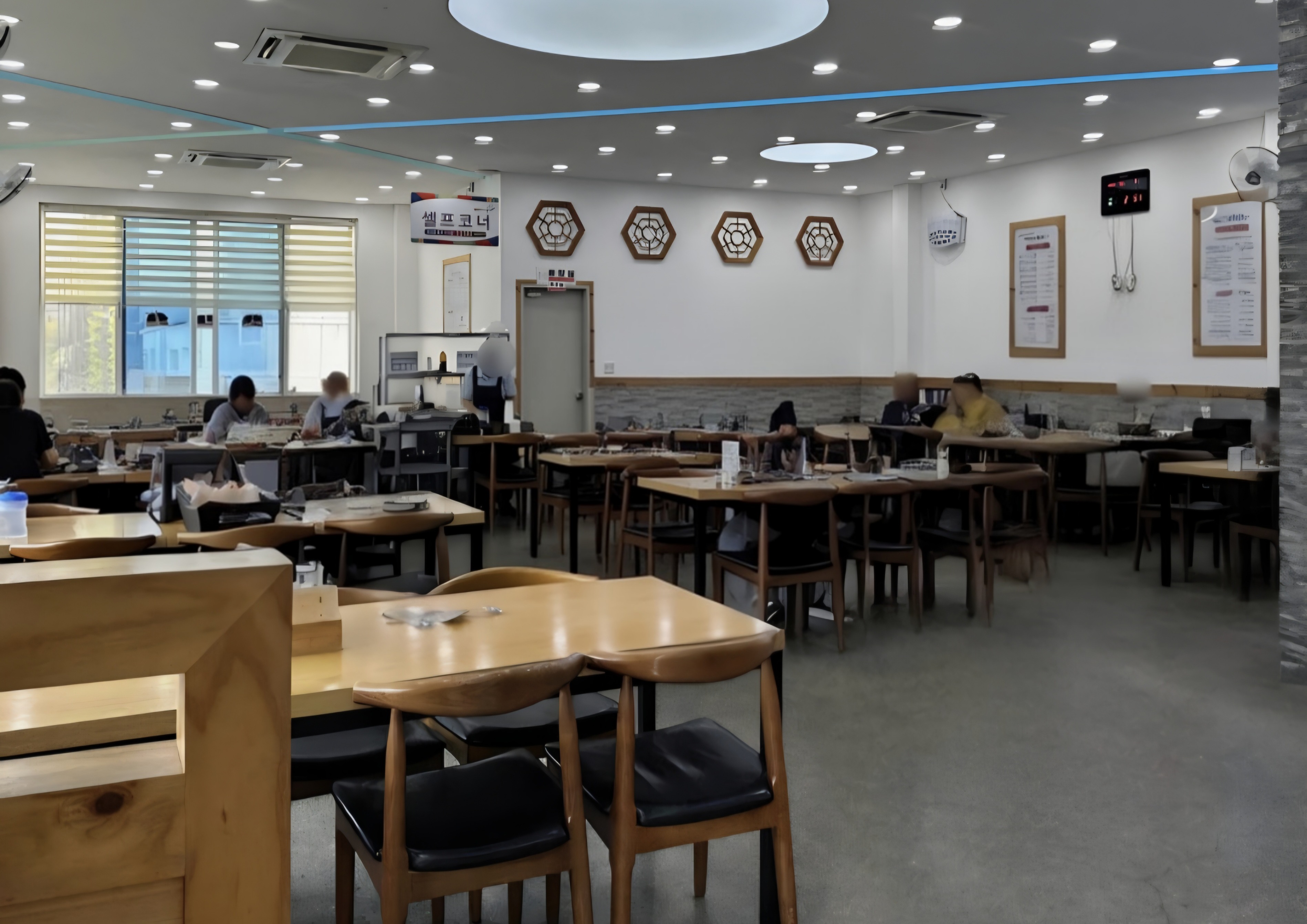 최미삼순대국 고색점 넓은 실내와 테이블 좌석