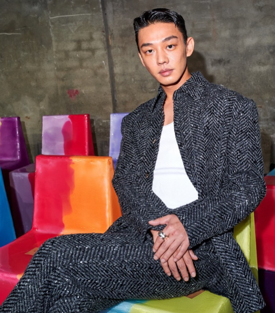 의자에 앉은 유아인