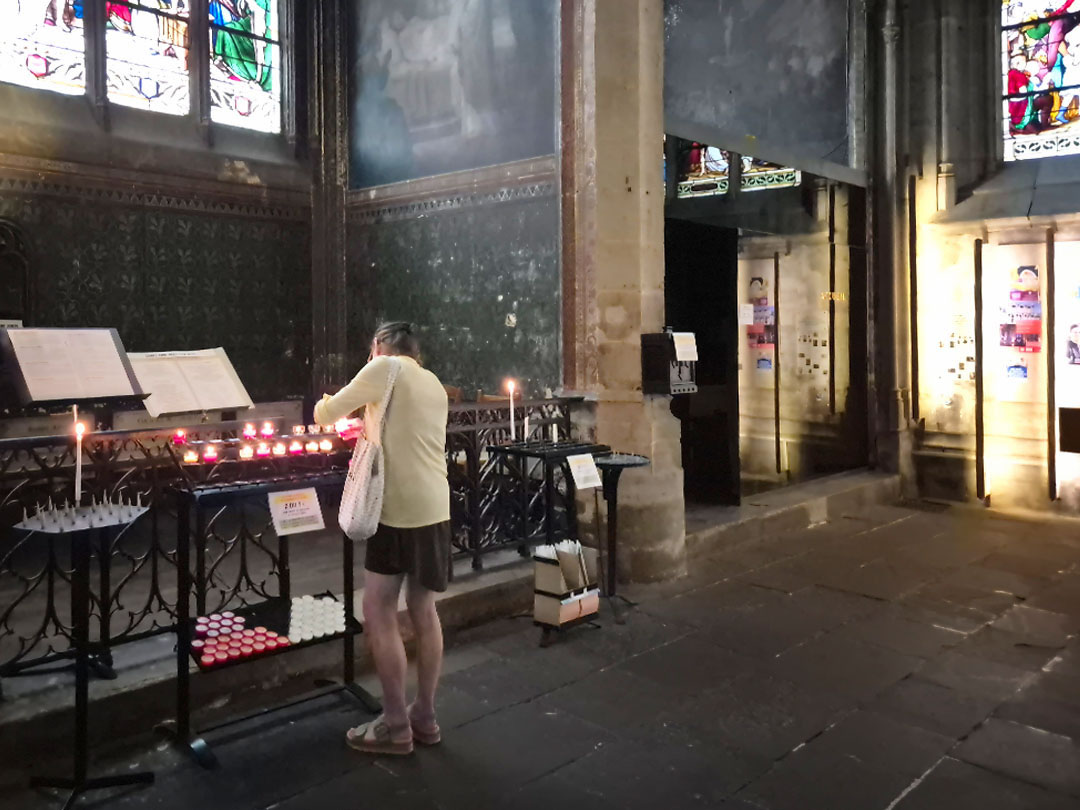 생세브랭 성당 내부 전경, 초를 켜는 여인