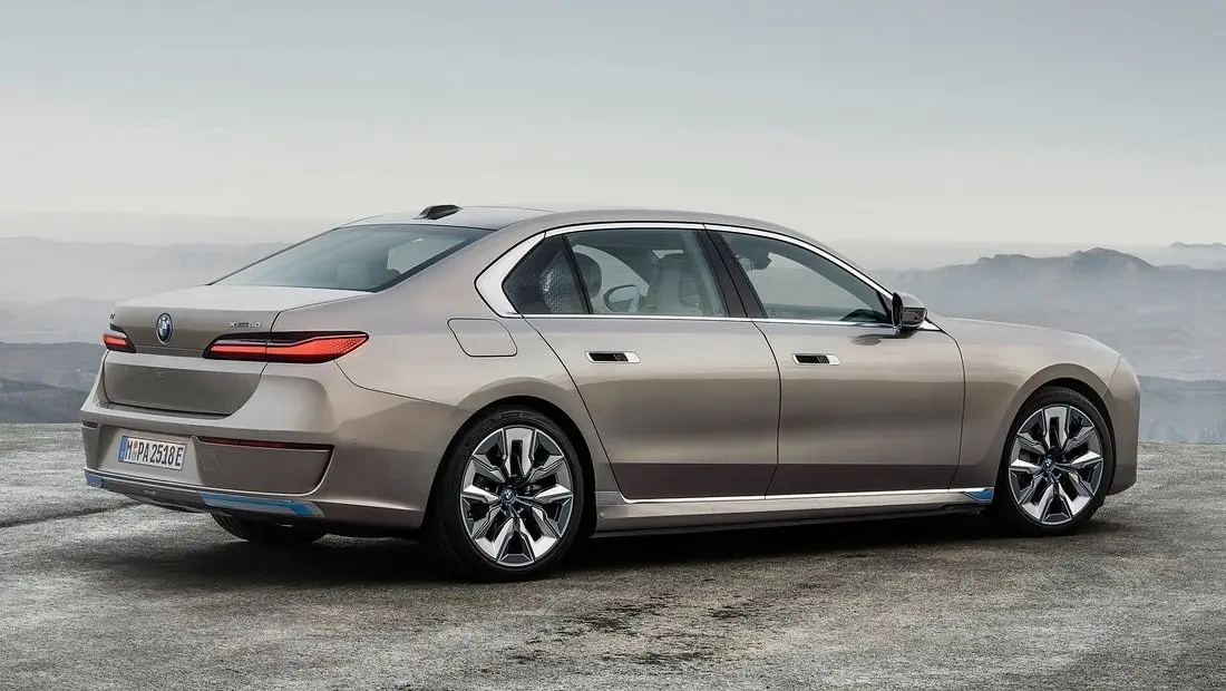 BMW i7 가격 실구매가 모의견적 제원 옵션 카탈로그 내부 색상 디자인 인테리어 전기차 지원금 총정리