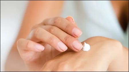 손 위에 크림을 바르는 모습