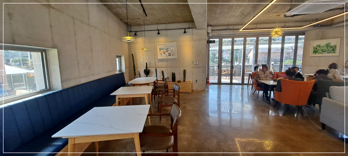 카페-내부-테이블