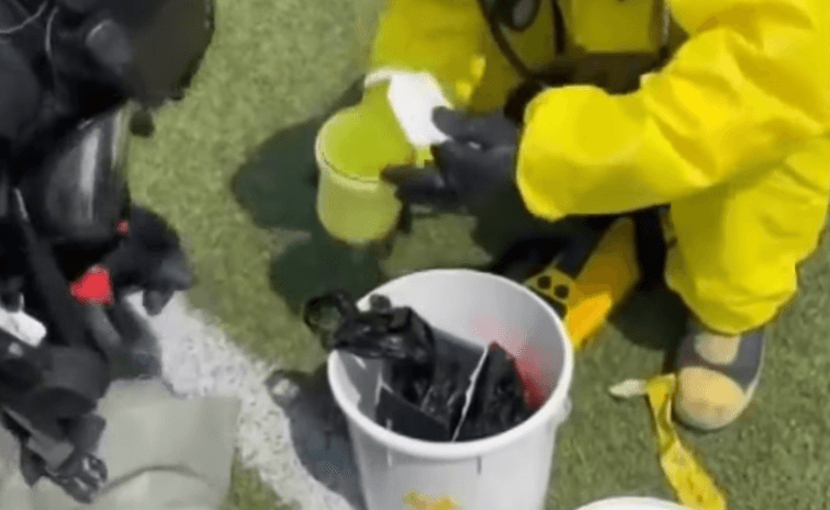 중국에서 발송된 정체불명 소포를 해체하고 있는 경찰