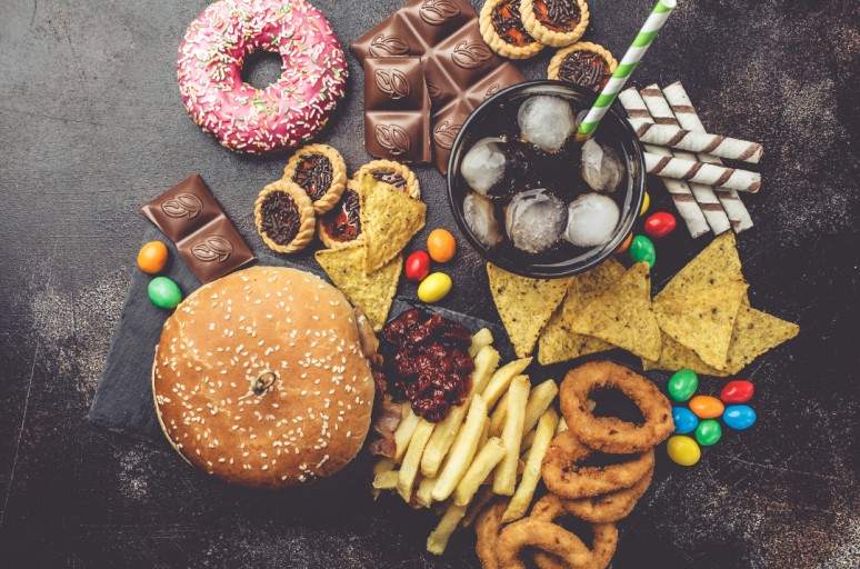 야식을 자주 먹는 습관이 건강을 해친다