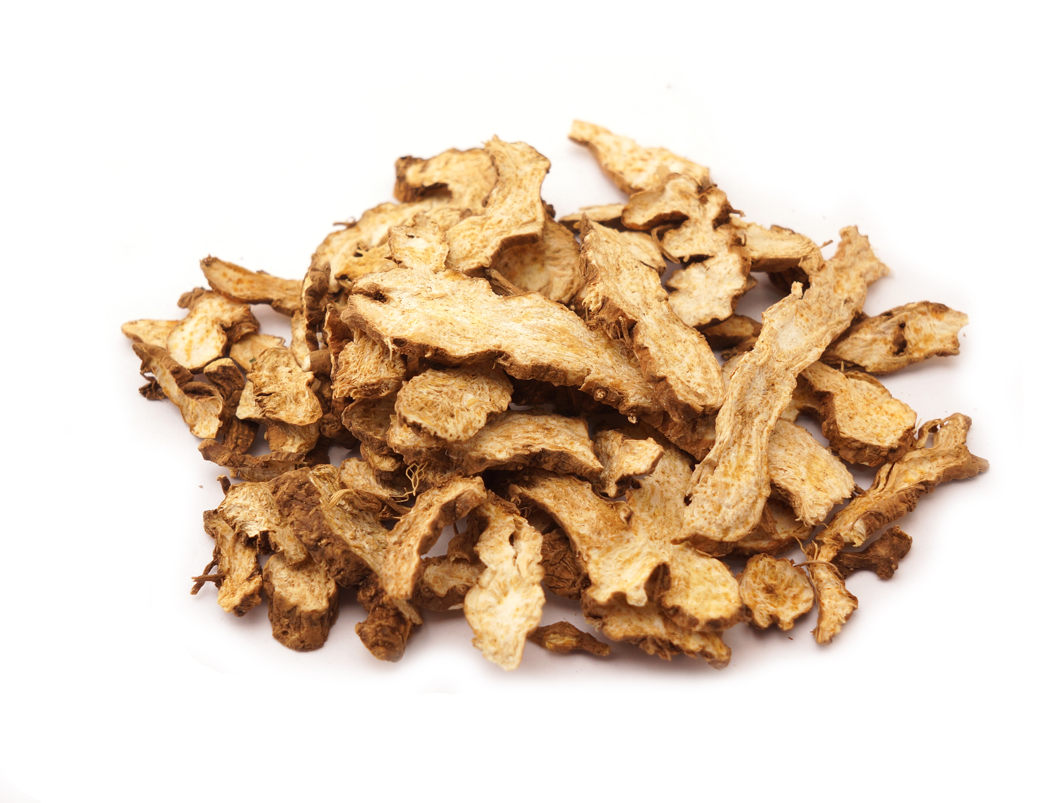 야생에서 채취를 한 삽주뿌리, 즉 백출을 잘 세척해서 편으로 썰어서 바닥에 수북하게 쌓아 놓은 사진