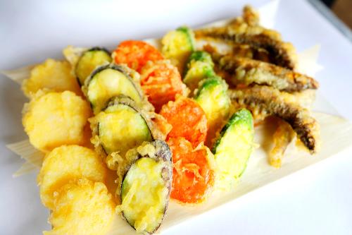 은어와 각종 야채 튀김 모습