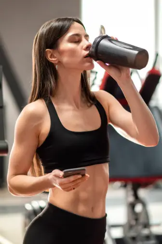 단백질-쉐이크-먹는사람