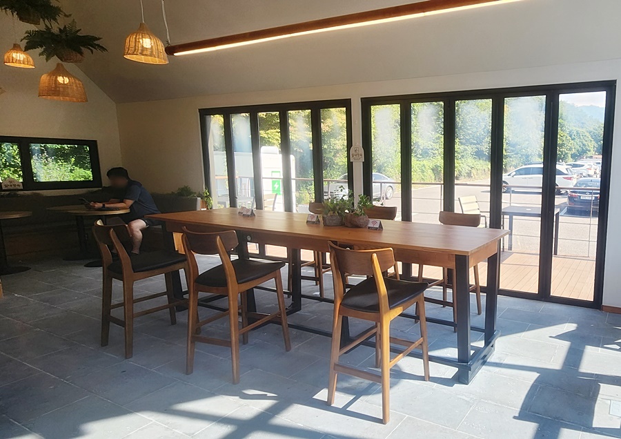 큰 탁자와 작은 탁자가 있는 워케이션 내부