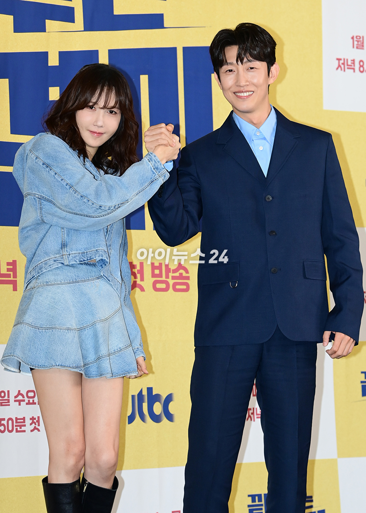 배우 이지아와 강기영이 31일 오후 서울 마포구 상암동 스탠포드호텔에서 열린 JTBC 새 수목드라마 &#39;끝내주는 해결사&#39; 제작발표회에 참석하고 있다. [사진=정소희 기자]