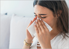 재채기&amp;#44; 콧물&amp;#44; 가려움증등의 알레르기 증상을 일으키는 사람들