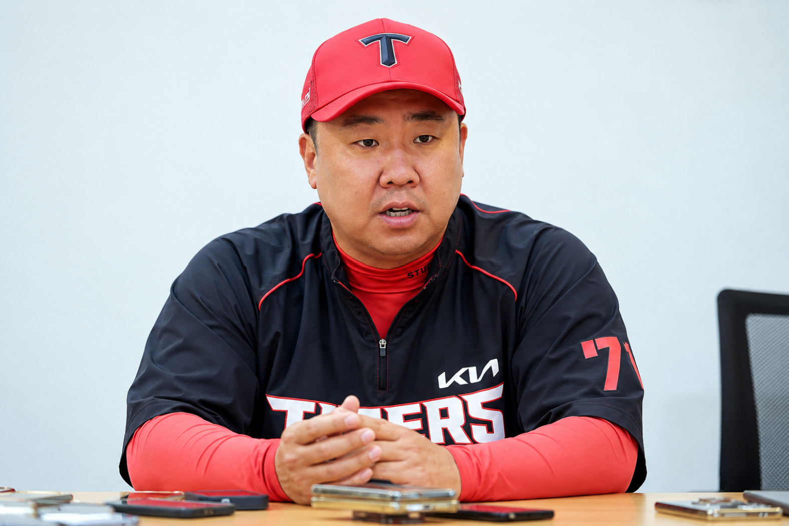 준플레이오프 3차전 경기 후 진지한 표정으로 인터뷰하는 이범호 감독의 카리스마 넘치는 모습