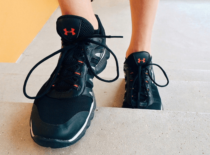 운동화를 신고 계단을 오르는 모습