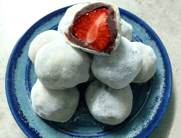 파란 도자기 접시에 하얀 떡들이 가득하고 한 개는 반으로 잘렸다. 그 안에는 빨간 딸기와 팥으로 만든 소가 들어있다. 이 떡은 비싸고 맛있는 떡이다.