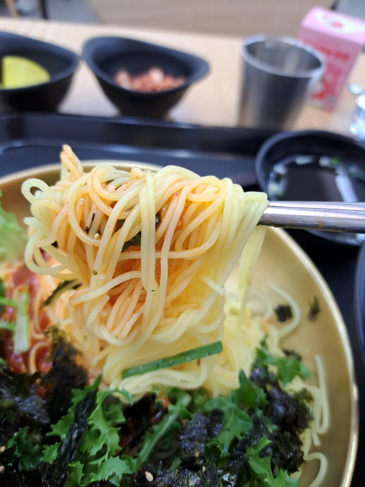 비빔국수-치자색깔-먹음직