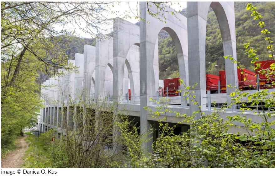 고전주의와 합리주의의 콜라보 건축: 새로운 산 펠레그리노 플래그십 팩토리