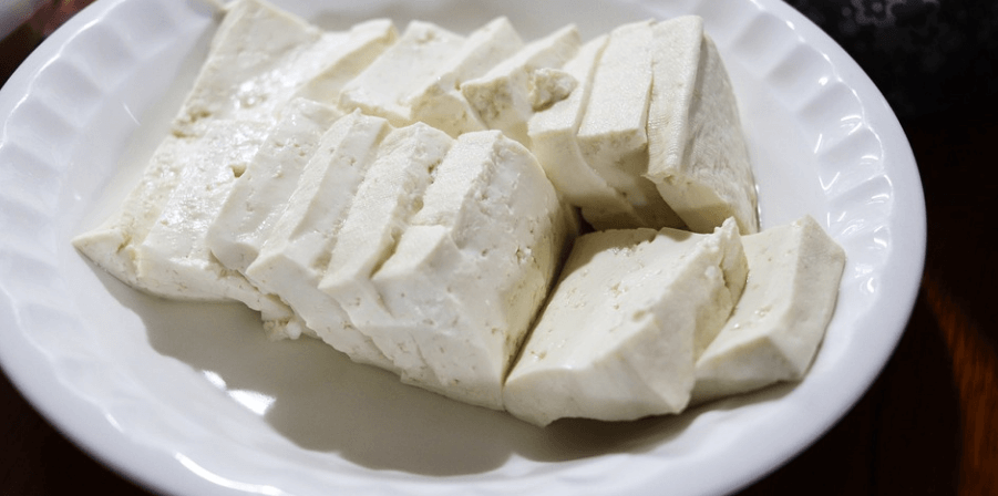 그릇에 담겨 있는 두부