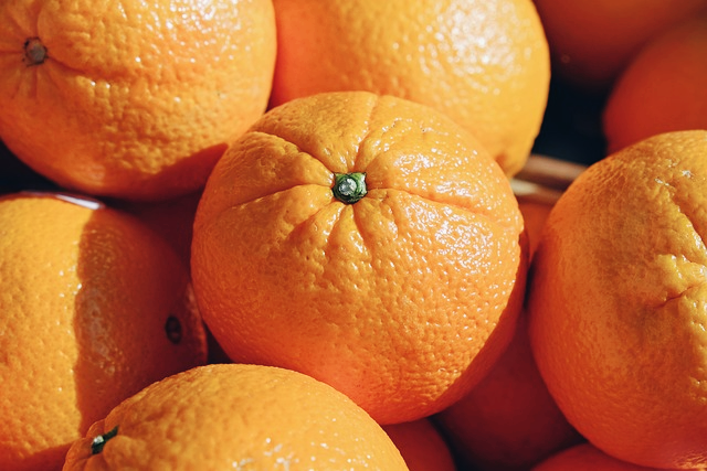 귤 껍질처럼 보이는 모공 피부의 비유 이미지