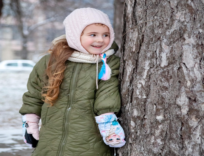 겨울철 여자 아동 사진