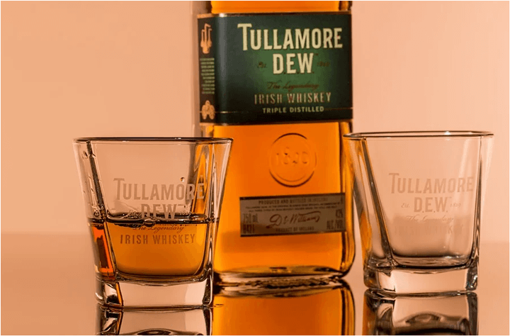 술잔에-술이-반만-담겨있는-모습