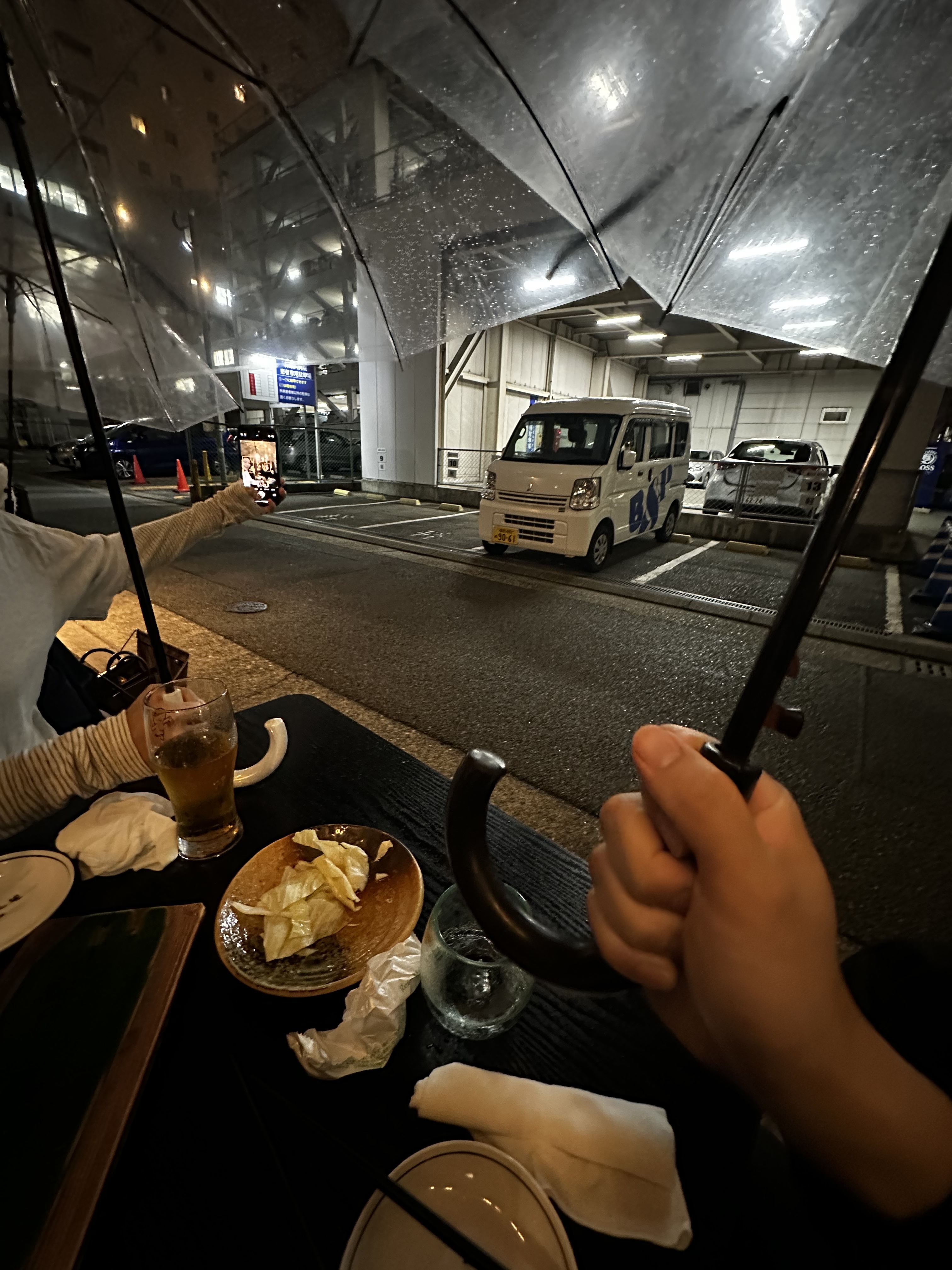 비가올땐 우산을 쓰고 술을 마십니다