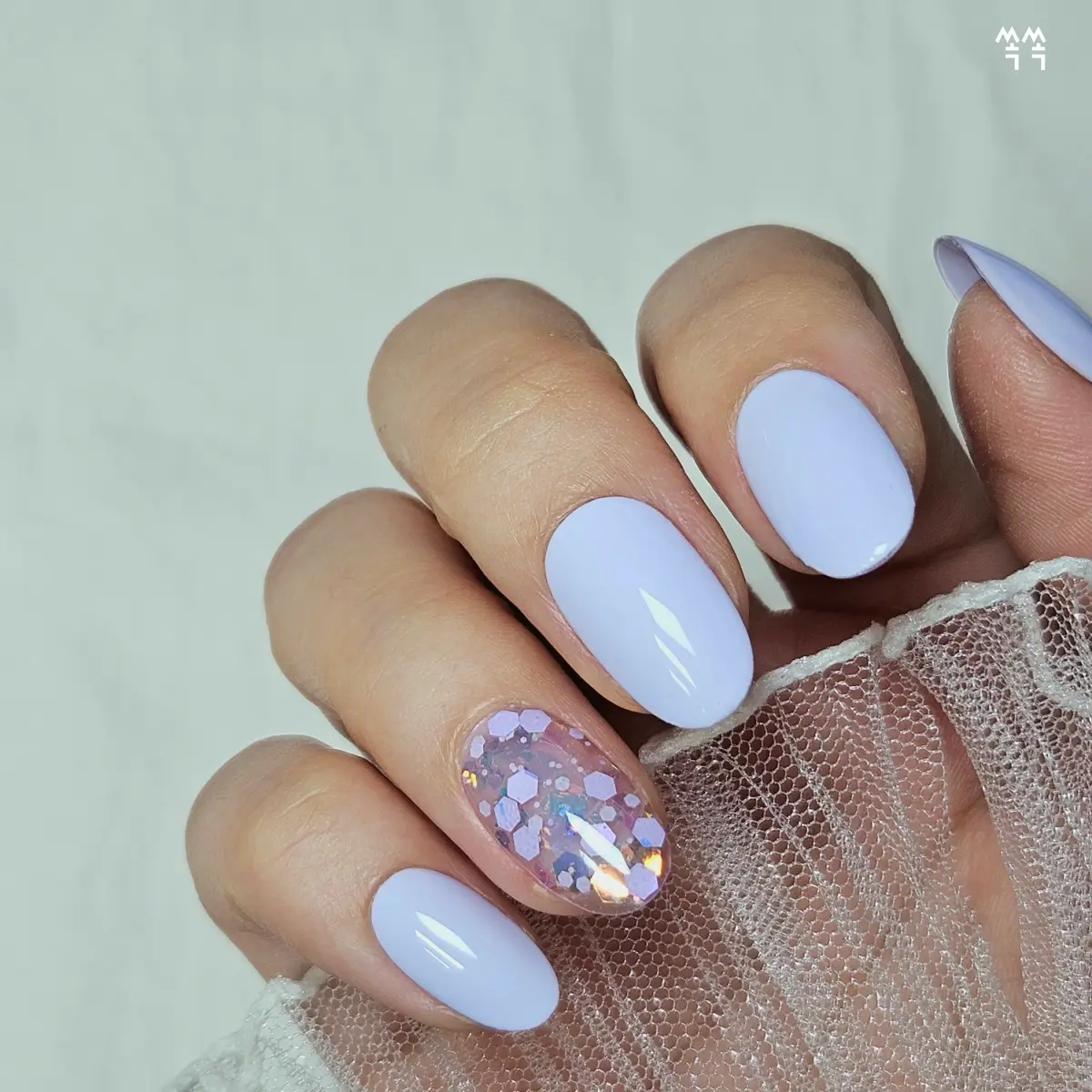 연보라빛의 컬러와 클리터가 조합된 네일아트