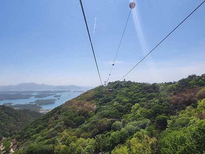 위에서 바라본 산과 바다