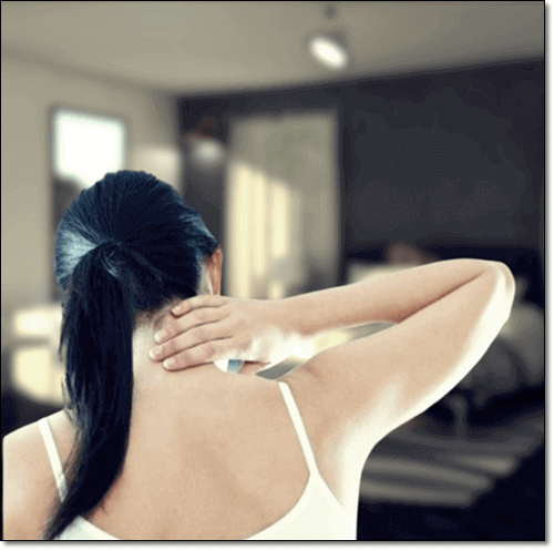 뒷골 당기는 여성