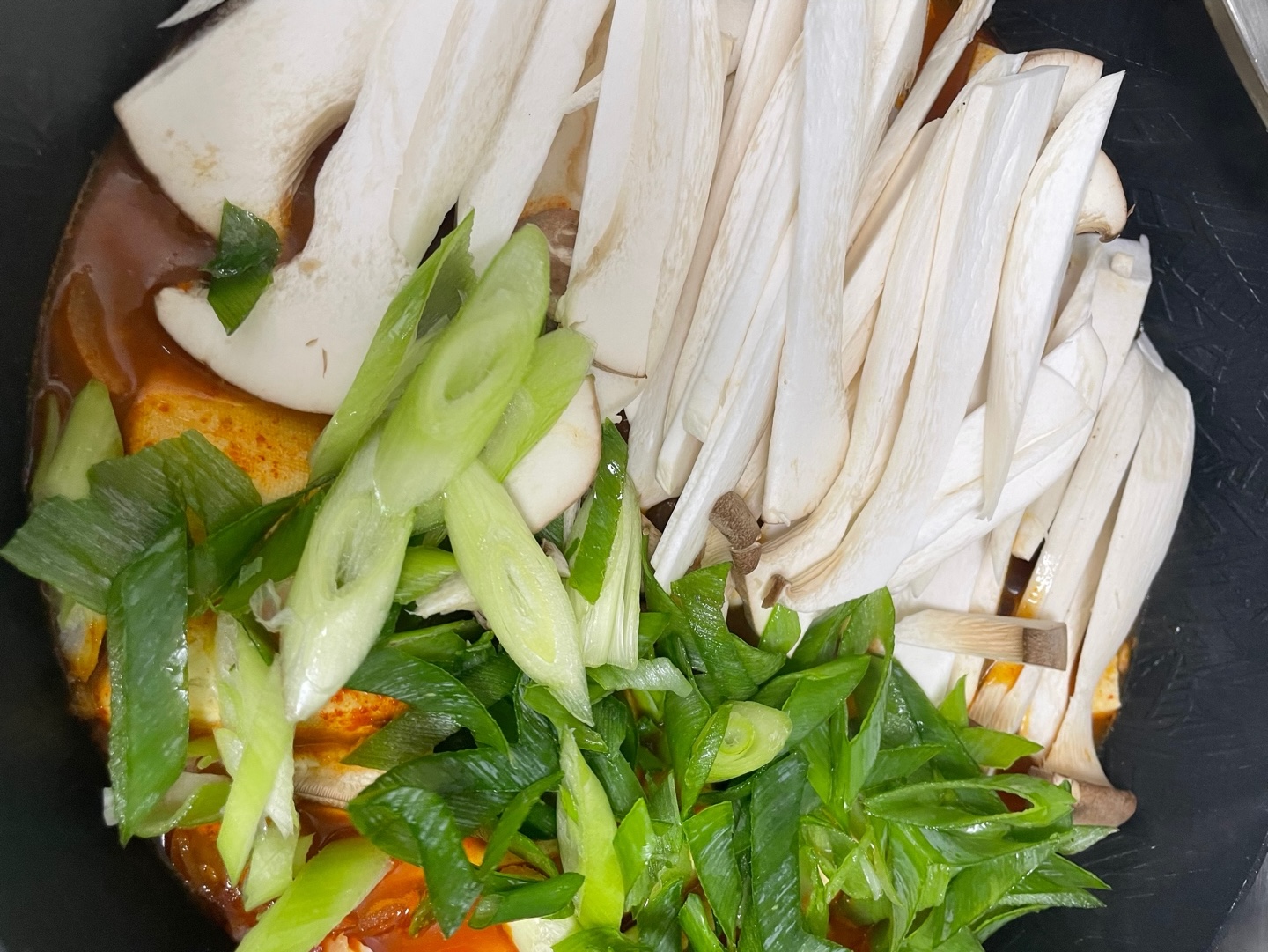 두부참치찌개 위 버섯