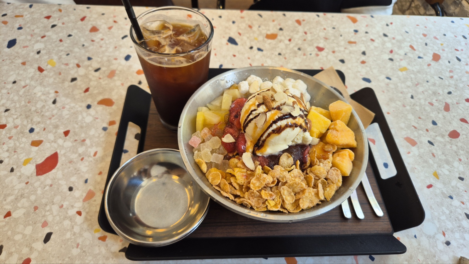 아이스커피와 함께 나온 옛날팥빙수