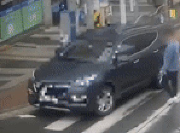 지난 2023년 4월 경남 김해시 진영로에서 한 남성이 보행신호를 받고 횡단하던 중 신호를 어기고 지나가는 차량을 보고 홧김에 발길질했다. 영상은 유튜브 채널 '한문철TV'에 소개된 당시 상황. [영상=한문철TV]