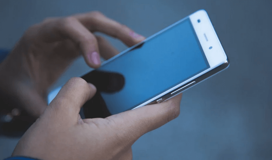 핸드폰으로 검색하고 있는 여성의 손