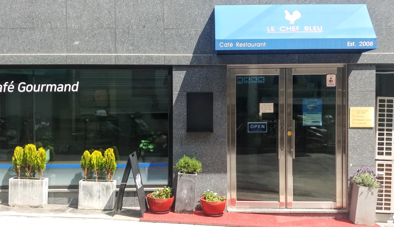 LE-CHEF-BLEU와-카페-레스토랑이라고-적힌-간판.-르-셰프-블루-가게-전경