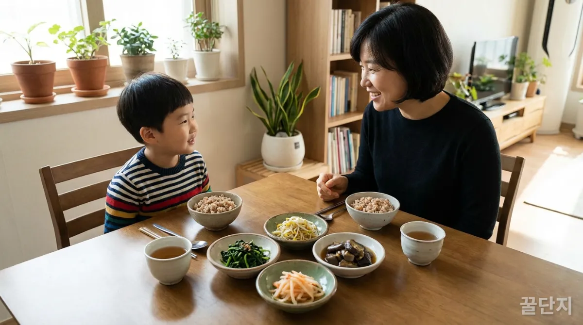 한국인 엄마와 아이가 곤약밥과 나물 반찬으로 건강한 아침 식사를 하는 모습