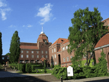 나무와 잔디가 깔끔하게 정리된 스웨덴 왕립공과대학교 안뜰의 모습